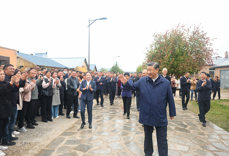 9月6日至8日，中共中央总书记、国度主席、中央军委主席习近平在黑龙江调查。这是6日下午，习近平在大兴安岭地域漠河市北极村调查时，向本地人民挥手致意。