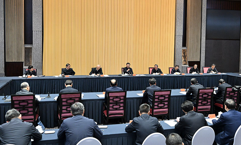 11月30日上午，中共中央总书记、国度主席、中央军委主席习近平在上海主持召开深刻推动长三角一体化发展座谈会并颁发沉要讲话。