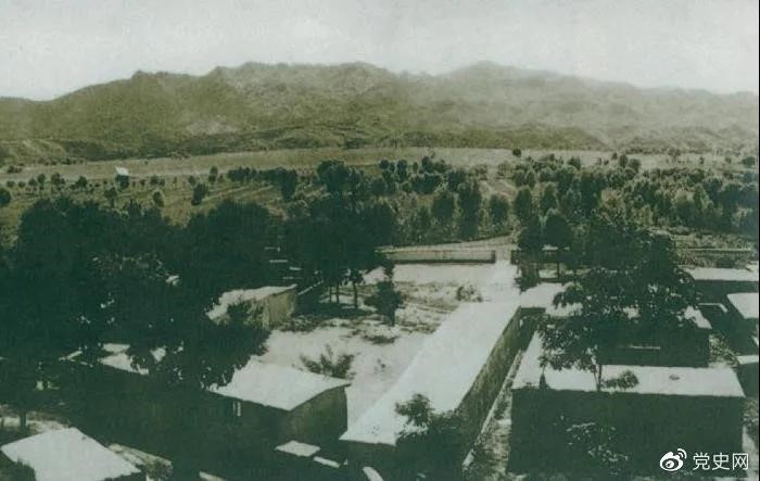 1948年5月，中共中央和人民解放军总部由陕北迁到河北平山县西柏坡。图为中央辅导人办公处所俯瞰。